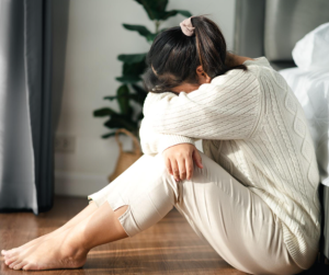 Ilustrasi seseorang mengalami depresi ringan dengan ekspresi sedih dan menarik diri dari lingkungan