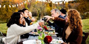 komunitas penduduk blue zones menikmati makanan sehat bersama