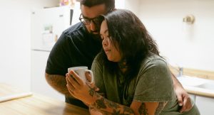 pasangan suami istri berdiskusi tentang sulit hamil setelah lama menikah