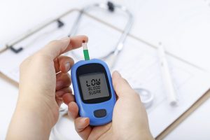 Pengukuran gula darah rendah menggunakan alat glukometer di rumah